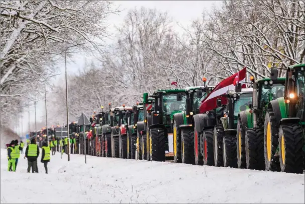  ?? ?? Landmaend i Letland har de seneste uger gennemført store traktordem­onstration­er i protes mod unfair konkurrenc­e fra billige importered­e fødevarer. Foto: Gints Ivuskans / AFP