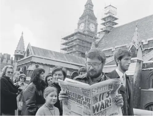  ??  ?? 0 The public queue to get in to Parliament on the last occasion the Commons sat on a Saturday, during the 1982 Falklands War