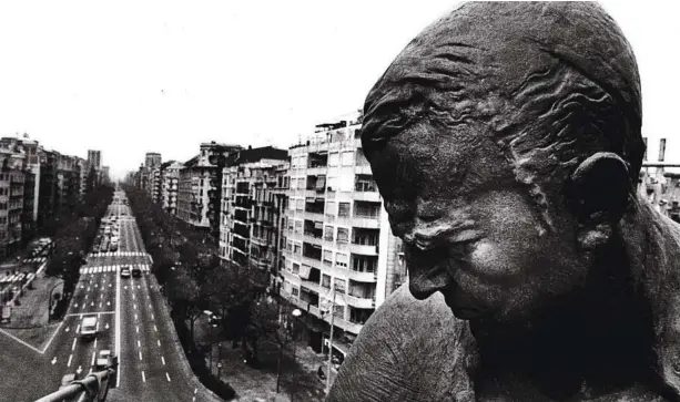  ?? PEDRO MADUEÑO ?? La escultura de mossèn Cinto Verdaguer, obra de Joan Borrell Nicolau, instalada en la Diagonal de Barcelona