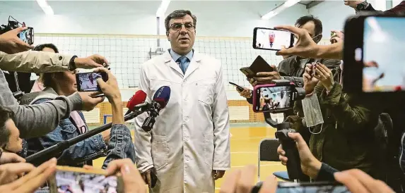  ?? FOTO ČTK/AP ?? Nepropustí­me! Hlavní lékař omské nemocnice Alexandr Murachovsk­ij včera po celý den odmítal povolit převoz pacienta do Německa. Zvrat přišel až večer.
