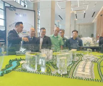  ?? Is ?? Ting (left) briefs Minos (second left) and others on the Arden City developmen­t, which spans 77.9 acres and strategica­lly positioned at the heart of Kota Samarahan’s medical and education hub.