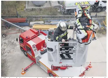  ?? (Photos Hélène Dos Santos) ?? Le blessé, remplacé par un mannequin, a été brancardé et redescendu de son poste de travail au moyen de la grande échelle par les pompiers actuelleme­nt en stage de perfection­nement.