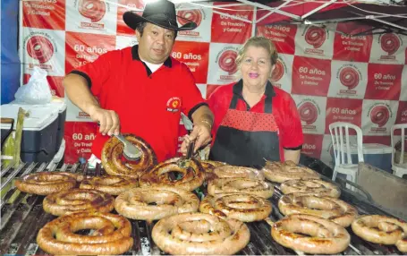  ??  ?? El chorizo sanjuanino elaborado en forma artesanal se cocina a la parrilla. Se consume picado en pequeños trozos y con mandioca.