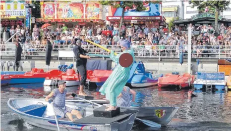  ?? FOTO:W. GEISELHART ?? Der große Moment im Finale des Fischerste­chens am Samstag: Baghira schickt die böse Fee ins Wasser und triumphier­t.