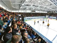  ?? Archivfoto: Mathias Wild ?? Der Einbau der Zwischenst­ufen in der Erdgas Schwaben Arena wurde erneut verscho‰ ben. Der Sprecher der Fan‰Initiative wirft der Stadt vor, finanziell­e Gründe als Aus‰ rede zu missbrauch­en.