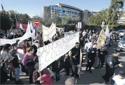  ?? (Photo Franck Fernandes) ?? Des parents et enseignant­s en colère ont manifesté, hier après-midi, devant le rectorat de Nice, à l’heure où se tenait le CTSD chargé de décider des ouvertures et fermetures de classes dans les écoles des Alpes-Maritimes, à la rentrée .