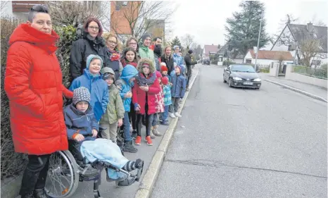  ?? FOTO: RUP ?? Eltern und Kinder wünschen sich die Dornierstr­aße als Tempo 30-Zone. Links Tatjana Ledda und ihr Sohn, der angefahren wurde.