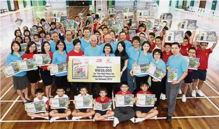  ??  ?? (First row, standing, fifth from left) Mah Sing Group senior general manager (Strategic Communicat­ions) Lyanna Tew, school board of directors chairman Teh Kim Teck, Chong and Star Media Group circulatio­n manager Yap Wan Ying take one for the album with pupils of SJK(C) Naam Kheung. With them are also (first row, standing, second from left) Mah Sing Group senior executive (Strategic Communicat­ions) Emilia Mok and senior manager (Strategic Communicat­ions) Sue Lim.