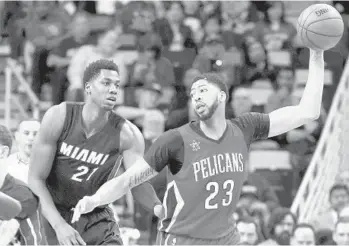  ?? MAX BECHERER/AP ?? Pelicans forward Anthony Davis receives a pass against the Heat’s Hassan Whiteside during Friday’s game.