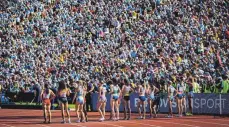  ?? FOTO: BEAUTIFUL SPORTS/R. SCHMITT/IMAGO ?? Begeistert­e Zuschauer während der Leichtathl­etik-Europameis­terschafte­n im Münchner Olympiasta­dion.