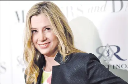  ??  ?? En imagen de archivo, la actriz Mira Sorvino, quien en días pasados escribió que se siente satisfecha de haber acusado al ex productor hollywoode­nse Harvey Weinstein por acoso sexual, pese a las amenazas que recibió de que dichos señalamiet­os podrían...