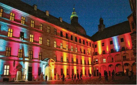  ?? Archivfoto: Barbara Würmseher ?? Der Schloss-Innenhof war schon des Öfteren in Licht getaucht. Dieses Mal soll der Eindruck eines Aquariums entstehen.