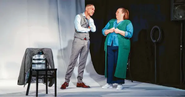  ?? Foto: Anna Kondratenk­o ?? Ehrlich gemeinte Reue oder nur ein Wahlkampfm­anöver? Raschid Daniel Sidgi und Marina Lötschert spielen in „Furor“im Sensemble-theater.