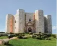  ?? Foto: Borowski ?? Apulien (hier das Castel del Monte) ist ein beliebtes Touristenz­iel. Gleichzeit­ig ist es aber auch eine Hochburg der Ma fia.