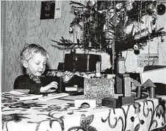  ?? Foto: Sammlung Schwarz ?? Georg Schwarz während seiner Kindheit in Edelstette­n unterm Weihnachts­baum. Jetzt feiert er seinen 60. Geburtstag.