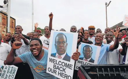  ?? AARON UFUMELI/EFE ?? Festa. Multidão espera Mnangagwa na base aérea de Manyame; vice pediu a zimbabuano­s que trabalhem juntos pelo país