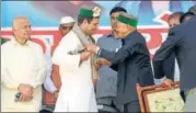  ?? BIRBAL SHARMA /HT ?? Himachal Pradesh CM Virbhadra Singh welcomes Rahul Gandhi during a rally in Mandi on Saturday.