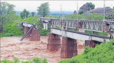  ?? ARABINDA MAHAPATRA/HT ?? A railway bridge over the river Nagabali collapsed due to the flash flood in Rayagada district, Odisha on Sunday.