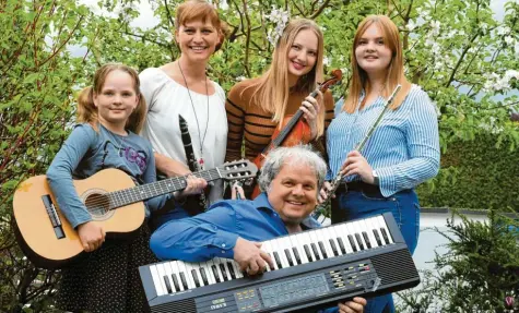  ?? Foto: Marcus Merk ?? Bei Familie Meyer spielt jeder ein Instrument: (von links) Johanna, Kathrin, Susanne, Isa und sitzend Andreas Meyer.