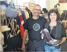 ?? FOTO: HEYER ?? Im Waffenlade­n von Gabriele Jöst und Michael Kienzle wird auch Western-Kleidung angeboten.