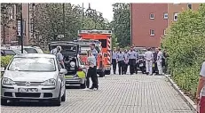  ?? FOTO: BERGER ?? Zahlreiche Einsatzkrä­fte kamen in den Düsseldorf­er Stadtteil Rath. Ein Supermarkt und ein Parkplatz wurden geräumt.