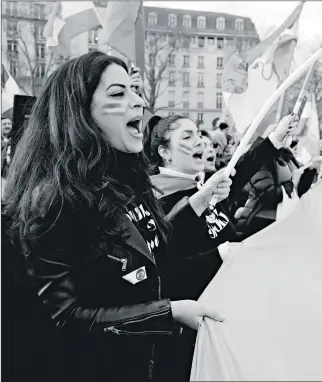  ?? (دارين )Getty/شيريغ ?? تظاهرة داعمة للنساء اإليرانيات في فرنسا