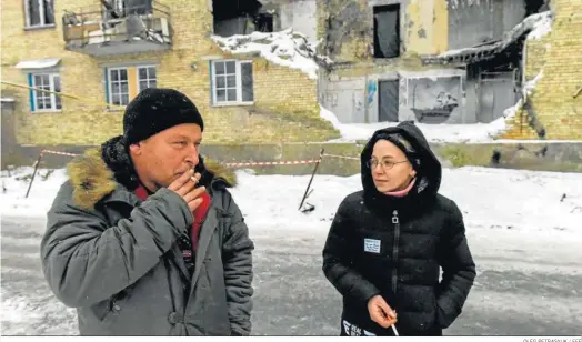  ?? OLEG PETRASYUK / EFE ?? Tetiana and Ihor posan ante un edificio dañado en la localidad ucraniana de Horenka.