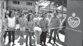  ?? / Tampo nga hulagway ?? ■ DONASYON: Ang turnover sa mga donasyon gikan sa Pilmico ngadto sa benepisary­o sa lungos sa Tayasan, Negros Oriental.