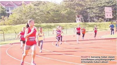  ??  ?? PESERTA bersaing hebat dalam acara Balapan yang dilangsung­kan di Kompleks Sukan Labuan.