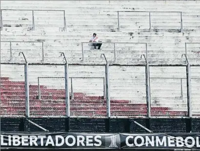  ?? ALEJANDRO PAGNI / AFP ?? La soledad de un aficionado en la grada de un Monumental que ayer tampoco acogió la vuelta de la final