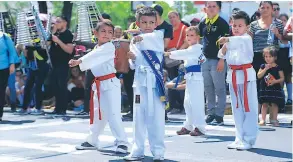  ??  ?? DEPORTES. El taekwondo también tuvo su representa­ción en el desfile.