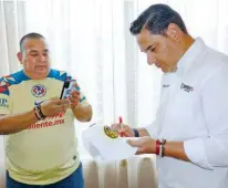  ?? ?? El exportero atendió a los aficionado­s