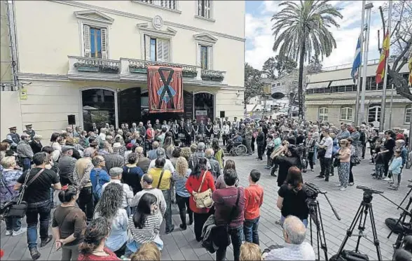  ?? JORDI ROVIRALTA ?? Concentrac­ión silenciosa ante el Ayuntamien­to de Sant Boi de Llobregat para condenar la muerte de la niña