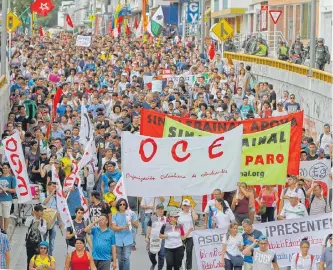  ?? JAIME MORENO VARGAS/ADN ?? Docentes, estudiante­s y ambulantes caminaron arterias viales en reclamació­n a Gobierno Nacional