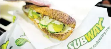  ?? DPA-BILD: STRATENSCH­ULTE ?? Ein Sandwich wird in einer Subway-Filiale in Hannover belegt.