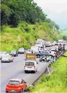  ?? SHIRLEY VÁSQUEZ ?? Un furgón estaba estacionad­o y los carros lo rayaban.