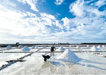  ?? ?? BELOW
Jing Zhai Tile Paved Salt Fields is one of the best vantage points to watch the sunset.