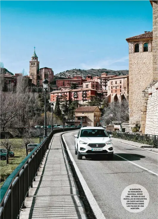  ??  ?? ALBARRACÍN ES MONUMENTO NACIONAL DESDE 1961. DETRÁS DE SUS MURALLAS SE ENCUENTRA UN CASCO ANTIGUO CONSTRUIDO SOBRE LAS FALDAS DE UNA MONTAÑA.