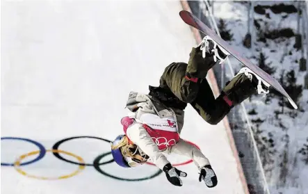  ?? BILD: SN/APA/AFP/KIRILL KUDRYAVTSE­V ?? Mit spektakulä­ren Sprüngen war Anna Gasser in der Big-Air-Qualifikat­ion die Beste.