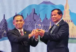  ??  ?? DATO Ali Apong, Minister of Primary Resources and Tourism, Brunei Damssalam, hands over the ATF 2021 responsibi­lities to H.E. Dr. Thong Khon, Minister of Tourism, Cambodia.
