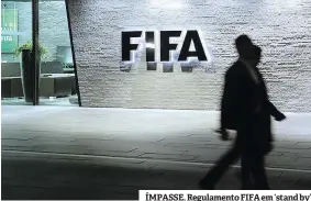  ?? ?? ÍMPASSE. Regulament­o FIFA em ‘stand by’