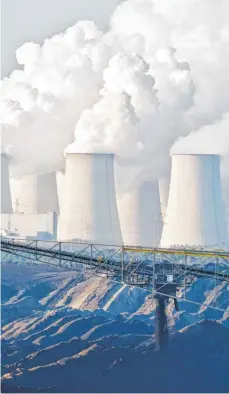  ?? FOTO: DPA ?? 98 Braun- und Steinkohle­kraftwerks-Blöcke produziere­n noch Strom in Deutschlan­d, unter anderem im brandenbur­gischen Jänschwald­e.