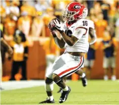  ?? STAFF PHOTO BY C.B. SCHMELTER ?? Georgia wide receiver Demetris Robertson pulls in a pass against Tennessee on Saturday at Neyland Stadium.