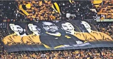  ??  ?? TIFO. Recibimien­to, inspirado en la popular serie española, de la afición antes del Al Ittihad-Al Shahab.