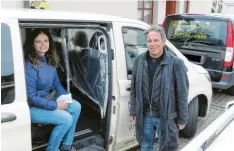  ?? Foto: Andreas Brücken ?? Eine Plastikfol­ie als zusätzlich­er Schutz: Claudia Lederle und Michael Hegele warten auf Kundschaft für ihr Taxiuntern­ehmen.