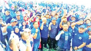  ??  ?? BUNG Moktar dan calon BN DUN Kuamut Datuk Masiung Banah bersama para penyokong BN.
(gambar kiri) BUNG Moktar mendekati rakyat di kawasannya.