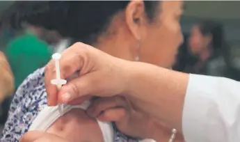  ??  ?? SALUD. En Honduras continúa la campaña para inmunizar a la población más vulnerable.