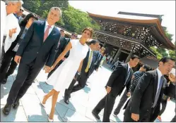  ??  ?? POSTAL. Macri y Juliana ayer en Tokio antes de regresar al país.