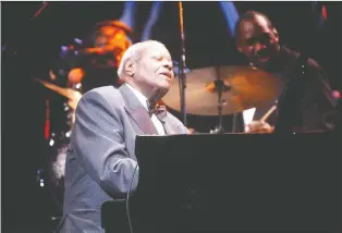  ?? JOHN MORSTAD FILES ?? Oscar Peterson plays the Montreal jazz fest at Place des Arts in 2004. The widow of the legendary pianist says she is heartened by a petition calling for Montreal to rename a métro station in his honour.