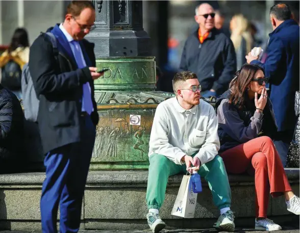  ?? ALBERTO R. ROLDÁN ?? La Comunidad de Madrid abrió el debate a finales de enero, cuando propuso reducir los aislamient­os de siete a cinco días, o incluso menos